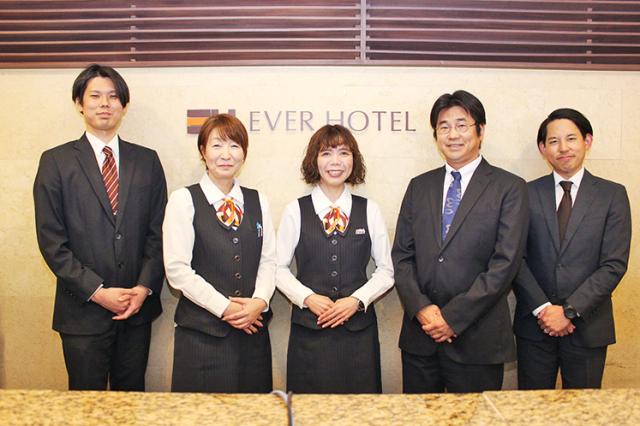 3ヵ月に1度、社長参加の会議で現場の声を形に!
女性社員の発案で、涼しく素敵な新制服へ変わります!