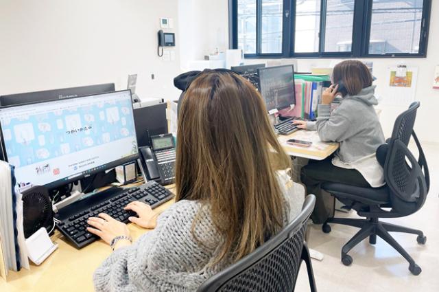 3年前に建て替えたばかりのキレイな社屋で、
30代〜50代の女性スタッフが活躍中！