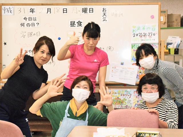 20代〜60代幅広い世代の男女スタッフが活躍中!世代をこえて助けあうチームワークのよい環境です!
