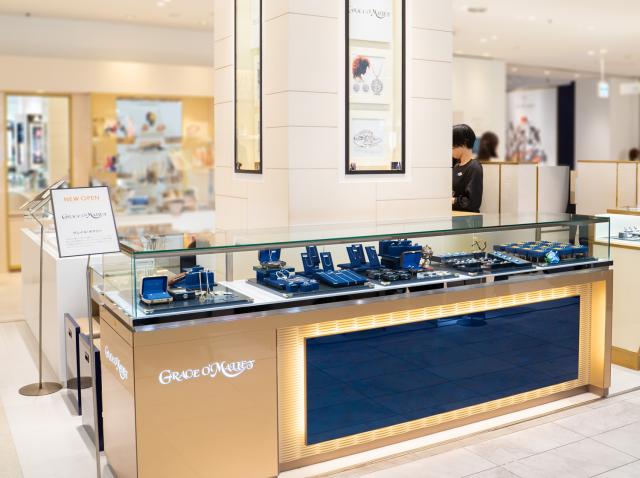 当店では髪色やネイルは個性的でOK、お客様との会話も盛り上がります！