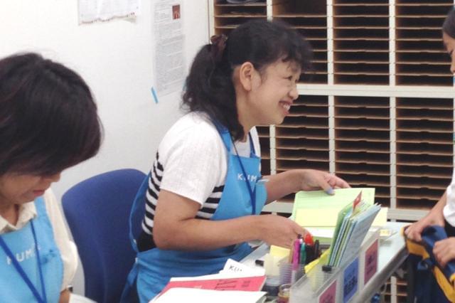 教えるのではなくヒントを与えて気付かせる、何事にも受け身ではなく自ら学ぶ姿勢を身に付けることを大切にしています。“やったー!今日も花マルだ”と子どもたちの笑顔が私たちのパワーの源です。