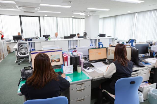 4名体制でグループ6社を支えています。
今回はベテラン社員の後任募集。しっかり引き継ぎを行います。