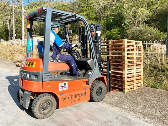 完全週休2日制で残業も少なめ◎冷暖房完備の快適環境で20代〜50代の男性が資格を活かして活躍中！