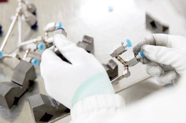 【西条市／クリーンルーム軽作業／土日祝休み】未経験から始めるコツコツ検査・出荷の仕事クリーンルーム内軽作業