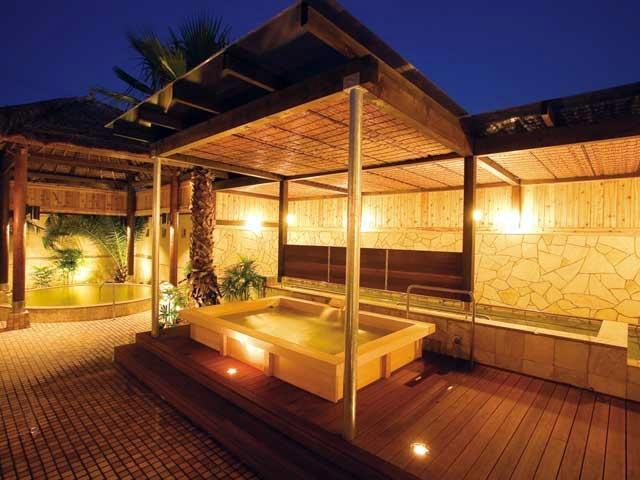 働いた後は温泉で無料でリフレッシュ♪幅広い世代の女性が活躍中！［1］温泉施設の清掃スタッフ【女性限定求人】
［2］温泉施設のフロント受付