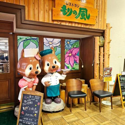 週4日以上、1日2時間以上の勤務で応相談／シフトは自由が利きます！WワークOK◎／服装・髪型自由［1］レストランでのホールスタッフ
［2］レストランでのキッチンスタッフ（調理補助）