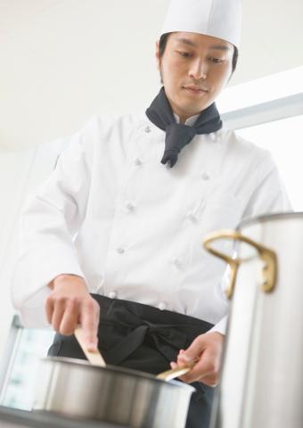 学生さんたちがワイワイしている楽しい雰囲気の中で働けます。栄養バランスを考えた食事なので、人の役に立つ仕事です。