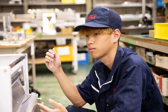 業務拡大に伴いスタッフ募集！未経験OKの正社員！／土日祝休みで年間休日127日／男女問わず活躍中！製造スタッフ（包装機械製造要員）