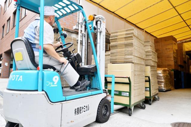開発から資材の選定・手配、製造・仕上げまで、各部署が連携して製品をカタチにします。