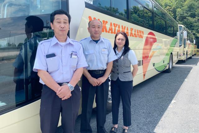 現役ドライバーKさんに、インタビューしました！（写真中央）