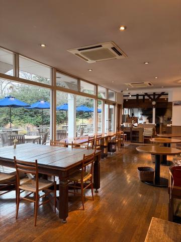 ホール／キッチン　未経験OK！30代〜50代女性活躍中です。車・バイク通勤可／髪色自由［1］ホールスタッフ
［2］キッチンスタッフ（調理補助・洗い場）