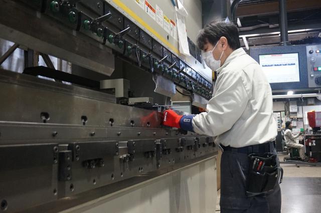 休日が増えました！働きやすい好環境／建築用の金属製品を扱う安定企業／3職種募集！経験不問［1］建築用金属製品の加工・取付
［2］建築用金属製品の製図
［3］建築用金属製品の営業またはアシスタント