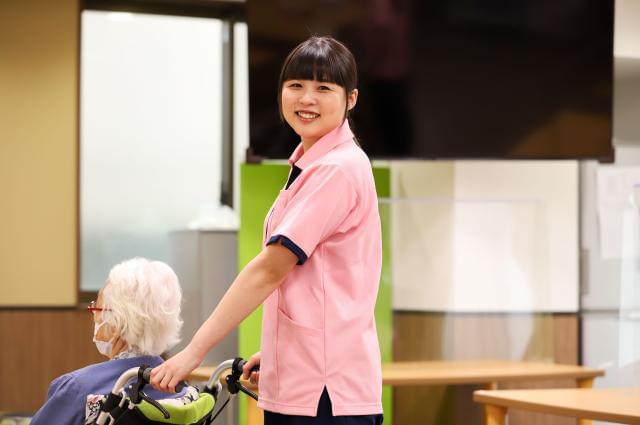 【無資格からOK】
意欲さえあれば年齢は不問◎
幅広い年代の男女スタッフが活躍中です。