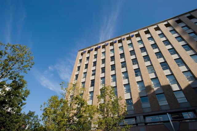 中野キャンパス付近には、緑豊かな公園や商業施設などが充実！利便性と働きやすさを兼ね備えた好立地です。