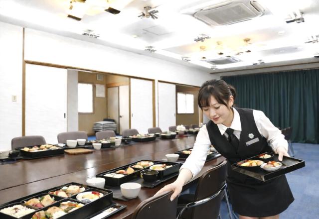 仕出しの配送〜配膳〜のお仕事お料理等の配送・配膳・ホールの清掃他