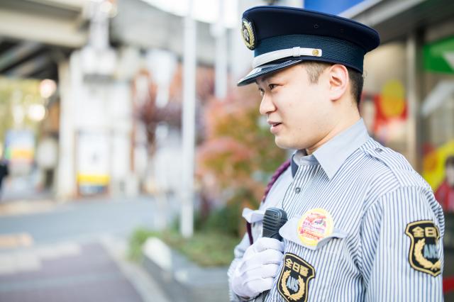 未経験から活躍できる施設警備。10代〜60代まで幅広い年代が在籍しています。