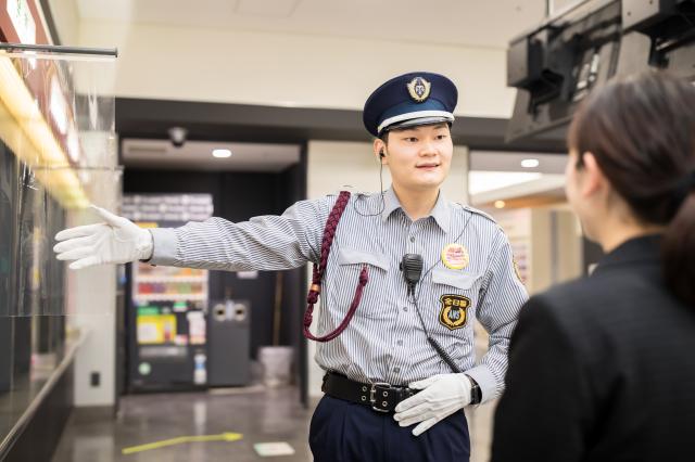 未経験から活躍できる施設警備。10代〜60代まで幅広い年代が在籍しています。