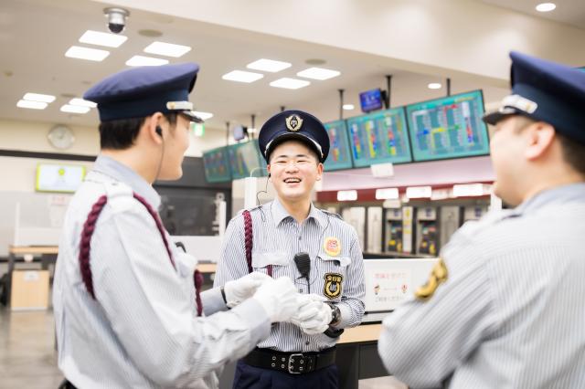 未経験から活躍できる施設警備。10代〜60代まで幅広い年代が在籍しています。