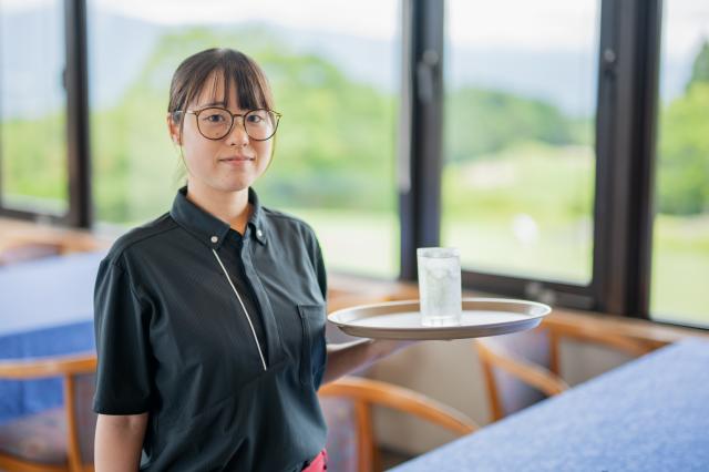 ＜レストラン＞未経験歓迎！　全ホールから富士山を望めるゴルフ場でのお仕事　「朝」or「夕」の勤務レストラン（ホール）※時間指定