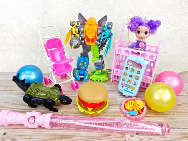 みなさんご存じの大手有名100円ショップに並んでいるグッズの数かず。きっとあなたも、私たち「ポニー」の商品に出会っているはず♪