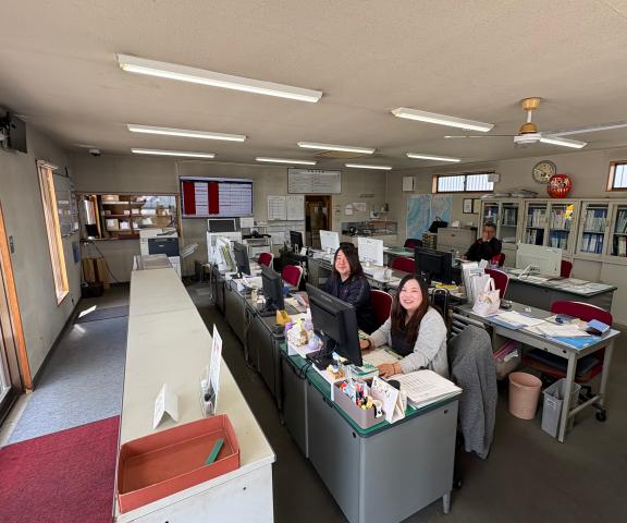 風通しが良く、個人の意見が仕事に反映させやすい社風の当社。
密にならないオフィス環境も整えております。