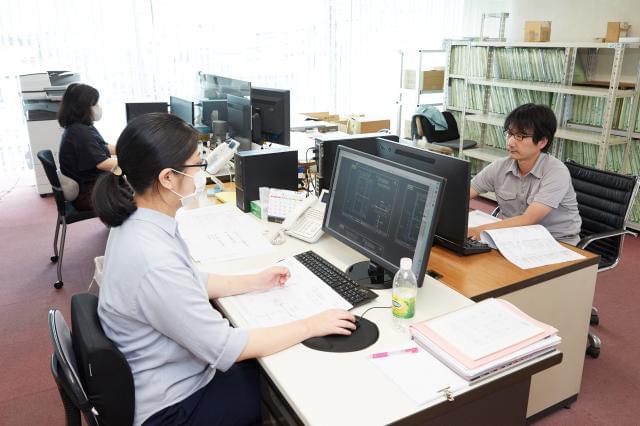 本社ビル内で静かに広々とした職場で働けます
