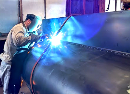 未経験から、この光景の主役に。溶接の“青い光”が、あなたの職人としての第一歩。