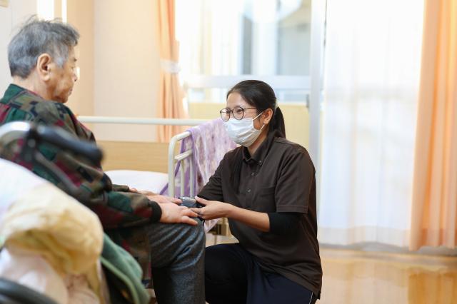 時給1,100円〜　1日４H〜・週2日〜OK　未経験の方OK　ブラックOK　扶養内勤務可介護スタッフ