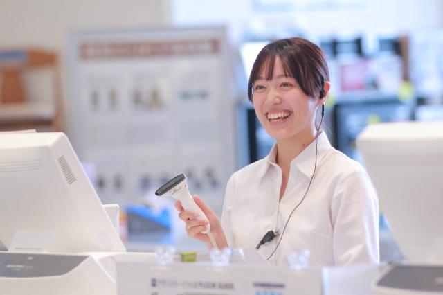 たくさんのワクワクする商品にかこまれてのお仕事♪スタッフの多い大型店だからこそ、困ったときは「お互い様」でフォローしあってます！