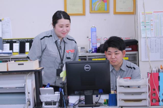 男女ともに活躍しています。車に関する知識が無くても大丈夫！みんな０からのスタートです♪