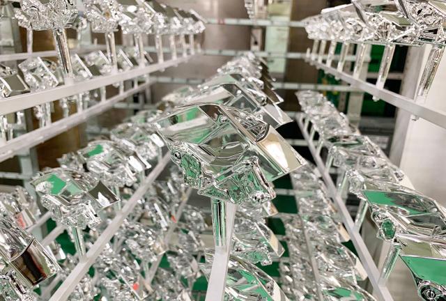 高い技術力を駆使した表面処理加工で、幅広い業界を支える『旭真空』。