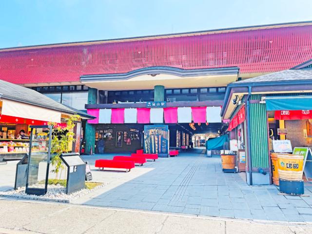 嵐山駅は世界遺産の名刹を堪能できるだけでなく、有名デザイナーが手がけたスタイリッシュな建物も観光名所の一つ。