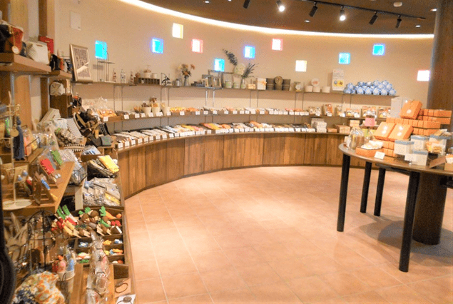 店舗やカフェでの接客・販売だけでなく、地域イベントへの参加や利用者様のサポートなど、毎日変化があり飽きのこないお仕事です。