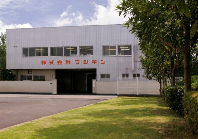 平均年齢は37才!
若い社員を中心に、日本でしかできないモノづくりにチカラを注いでいます。