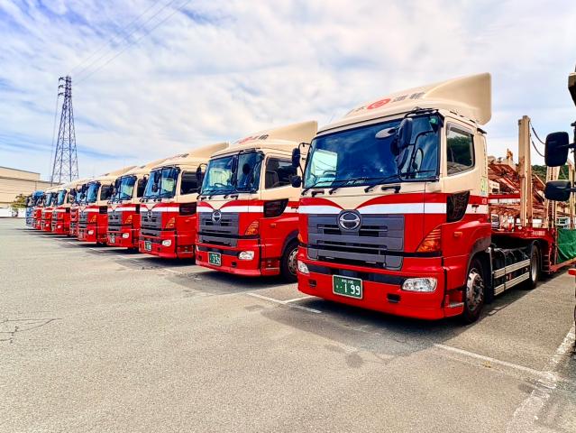 ▼ 『日本運輸』について ▼
昭和41年設立の総合物流会社です。
大手自動車会社や食品関連会社とのお取引もあり業績安定！
設立以来黒字経営、かつ業績は右肩上がりです。

・・・と聞くと、「堅苦しそう」、
そう感じた方がいらっしゃるかもしれませんが、
社内は非常にアットホームで和気あいあいとした雰囲気です。