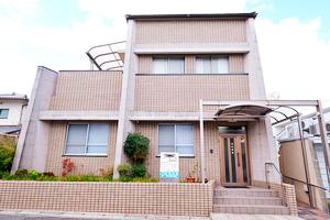 現在のスタッフは皆、長期にわたってお手伝いいただいています。
待遇が特別良い訳ではありませんが、医院の雰囲気は良好だと自負しています。