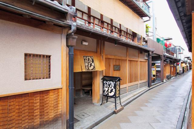 調理補助、ホールスタッフ◆創業115年の老舗すきやき店◆週3日〜、15時からの勤務◆残業ほぼなし◎［1］調理補助スタッフ
［2］ホールスタッフ