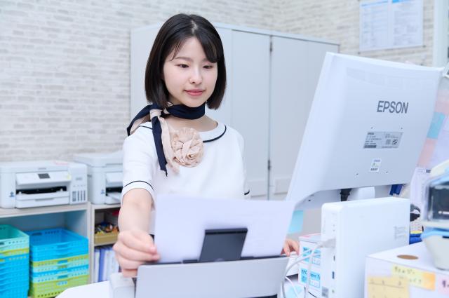 主婦活躍中！　未経験から始められるお仕事です◎　シフトは応相談受付・事務職