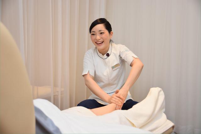 先輩セラピストの約9割が未経験からスタート!無料研修後は、厚生労働大臣認可組合の公認資格を取得できます
