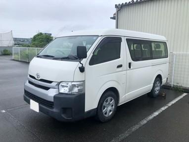 【送迎ドライバー】駅から工場間の従業員送迎◆未経験歓迎◆年齢不問◆AT限定でOK！◆土日祝のみの勤務送迎ドライバー