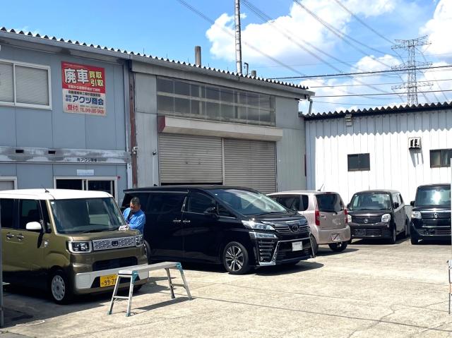 弊社の事務所棟です。日々様々な車種の車に置き換えられています！