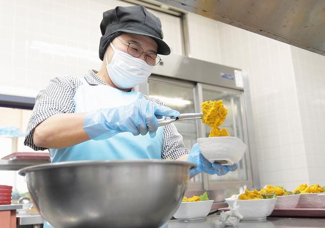 「彦根市立城東小学校」給食◆調理スタッフ（契約社員）◆三季休暇あり／土日祝休み！小学校給食　調理スタッフ（契約社員）