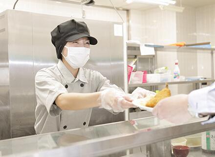 社員食堂でのお仕事です。昼間の時間帯なので家事や育児との両立も可能です。
土日祝日はお休み
お料理が好きな方、一緒に働いてスキルを磨きましょう。
勤務開始日はご希望があればお伝えください。
4人〜5人体制でカウンターからの提供業務です。