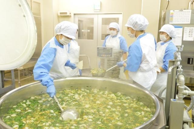 スタッフ同士協力して作業し美味しい給食を作ります。