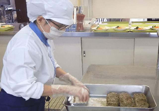 ショートステイで調理のお仕事
2名体制で30食程度の調理・盛り付けなどが主なお仕事です。
メニューは決まっており、レシピのあります。
2人体制のお仕事で慣れるまでは、指導いたしますので安心して応募ください。