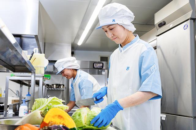 一冨士フードサービスが全国に展開する事業所の数は、2300箇所以上。
官公庁・企業・学校・病院・福祉施設における給食サービスなど、みなさんの身近でフードサービスを中心に展開しています。