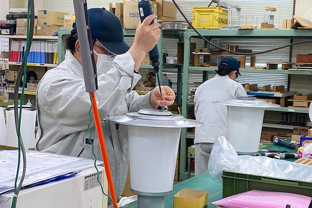 家庭と両立できる土日祝休み！未経験OK・安心環境で安定企業のLED照明器具組立スタッフ募集照明器具の組立作業