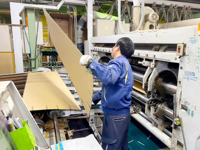 様々なマシンを使いこなして高品質の段ボール製品を製造するヤリガイのある仕事です!