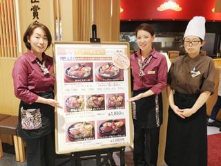 ライトを使って雨を演出したオシャレな店内。主婦や学生が活躍中。年齢の隔てもなく、和やかムードです。