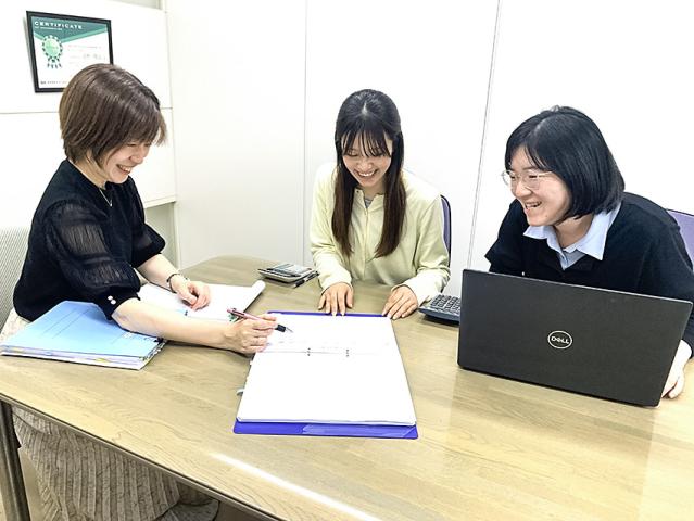 先輩社員3名の声をご紹介。
「私たちと一緒に、楽しく働きましょう!」